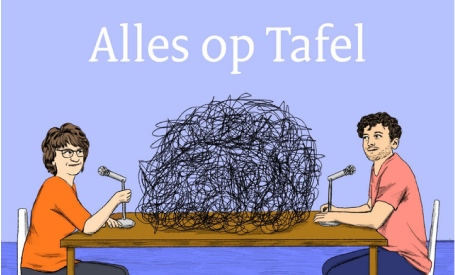 Een illustratie van de podcastcover van Alles op Tafel. Mariëtte Hamer en Sahil Amar Aïssa zitten samen aan tafel. De achtergrond is paars. Op de tafel ligt een getekende massa.